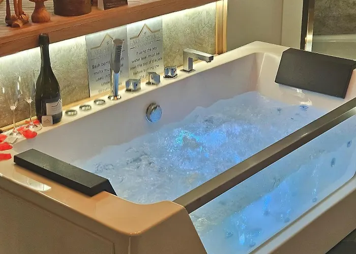 Queen's Loft Apartment