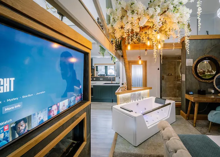 Queen's Loft Apartment