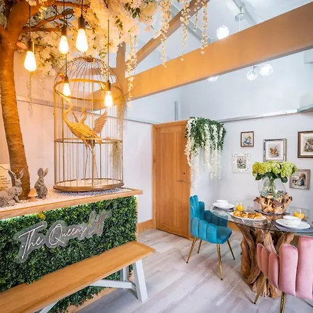 Queen's Loft